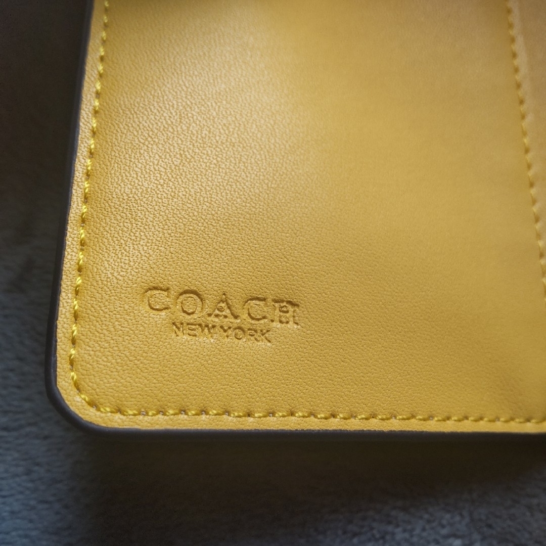 COACH - COACH コーチ 財布 折りたたみ 2つ折り イエロー 黄色 COACH - COACH コーチ 財布 折りたたみ 2つ折り イエロー 黄色