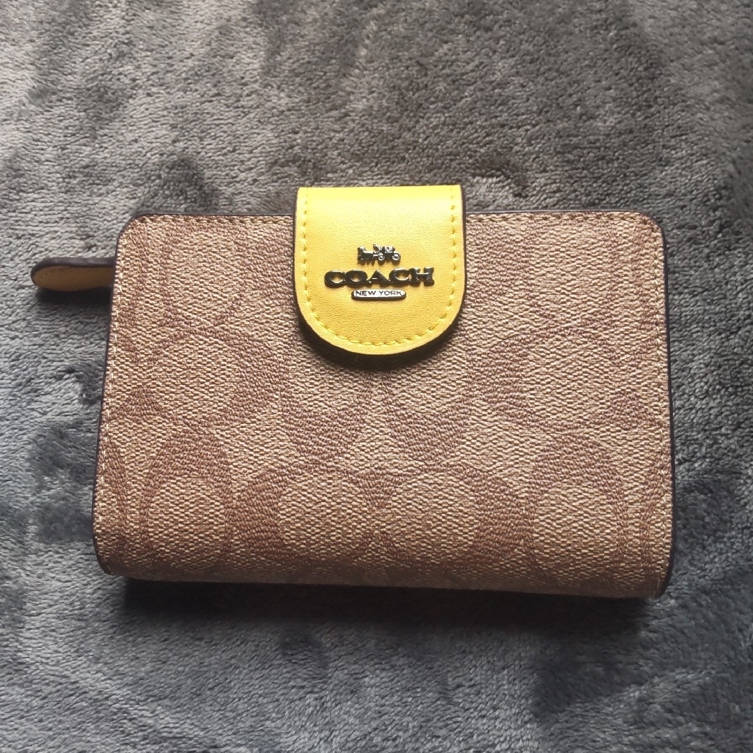 COACH - COACH コーチ 財布 折りたたみ 2つ折り イエロー 黄色 COACH - COACH コーチ 財布 折りたたみ 2つ折り イエロー 黄色