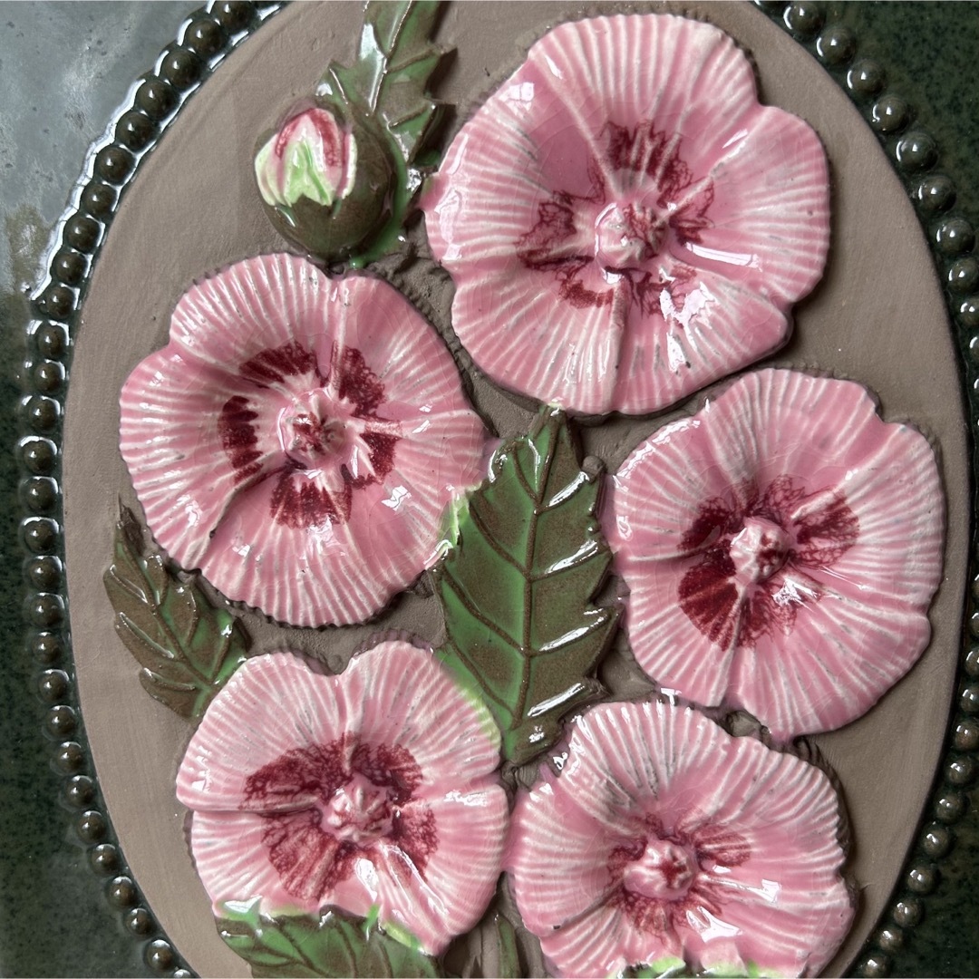 ジィー アイモ・ニェットボリ ピンクの花の陶板 22cm 1970年代の ジィー アイモ・ニェットボリ ピンクの花の陶板 22cm 1970年代の