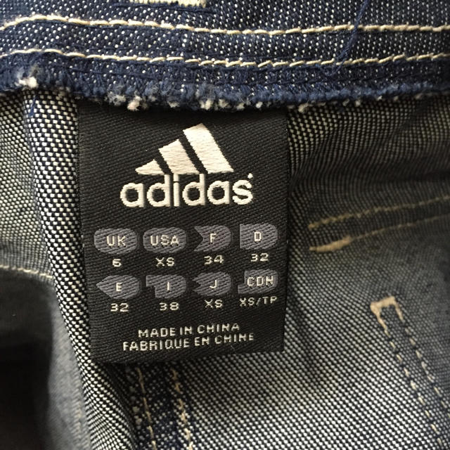 adidas(アディダス)のアディダス デニムスカート レディースのスカート(ミニスカート)の商品写真
