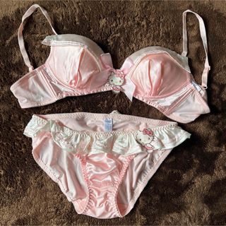 ハローキティ(ブラ&ショーツセット)のフリマアイテム一覧 ハローキティ(ブラ&ショーツセット)のフリマアイテム一覧