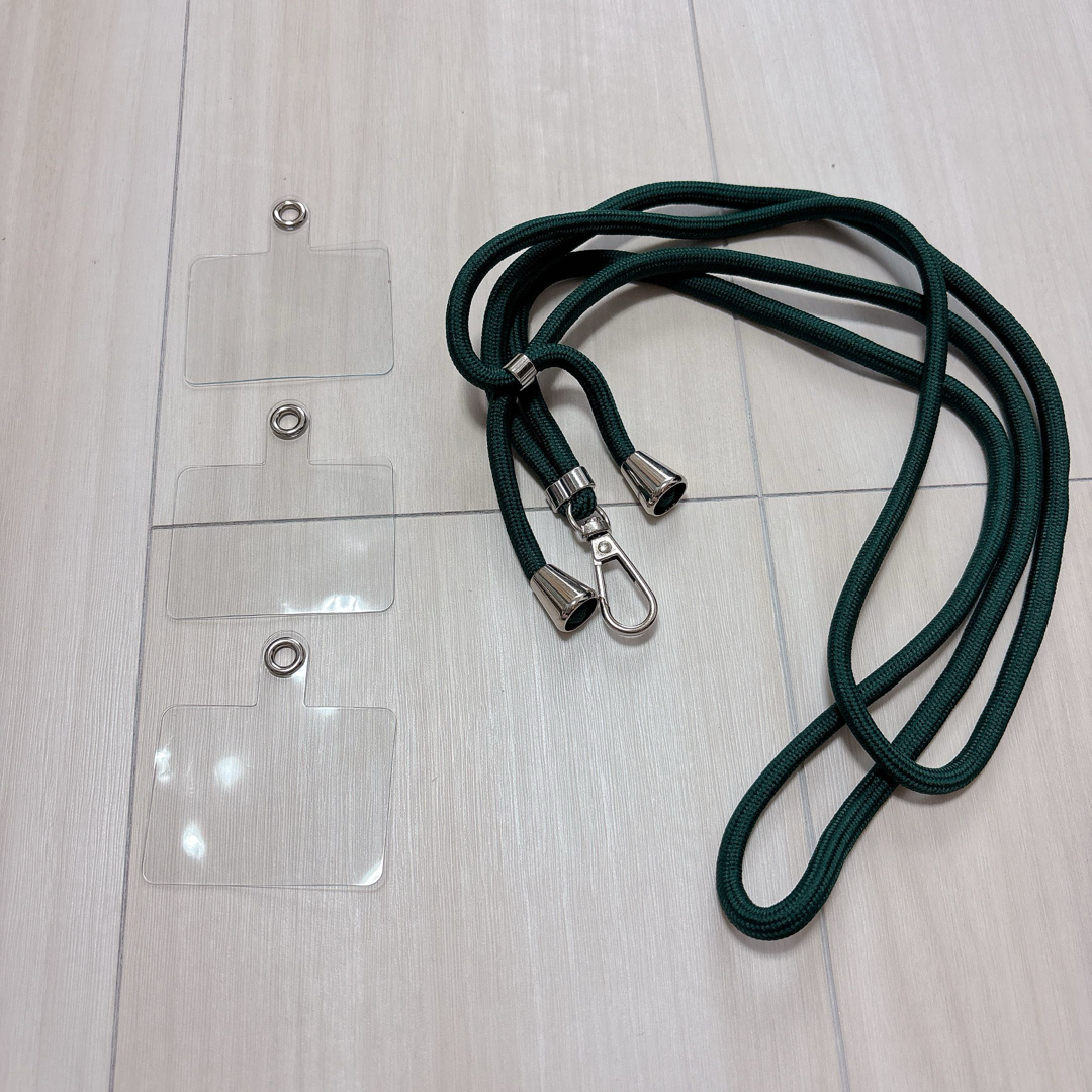グリーン ショルダーストラップ 名札ホルダー付き スマホ/家電/カメラのスマホアクセサリー(ネックストラップ)の商品写真