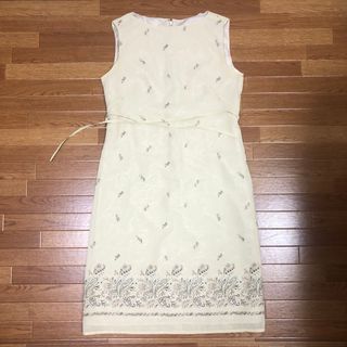 フォロー割】ミニワンピース L フレア 花柄 ひざ丈 ホワイト フォロー割】ミニワンピース L フレア 花柄 ひざ丈 ホワイト