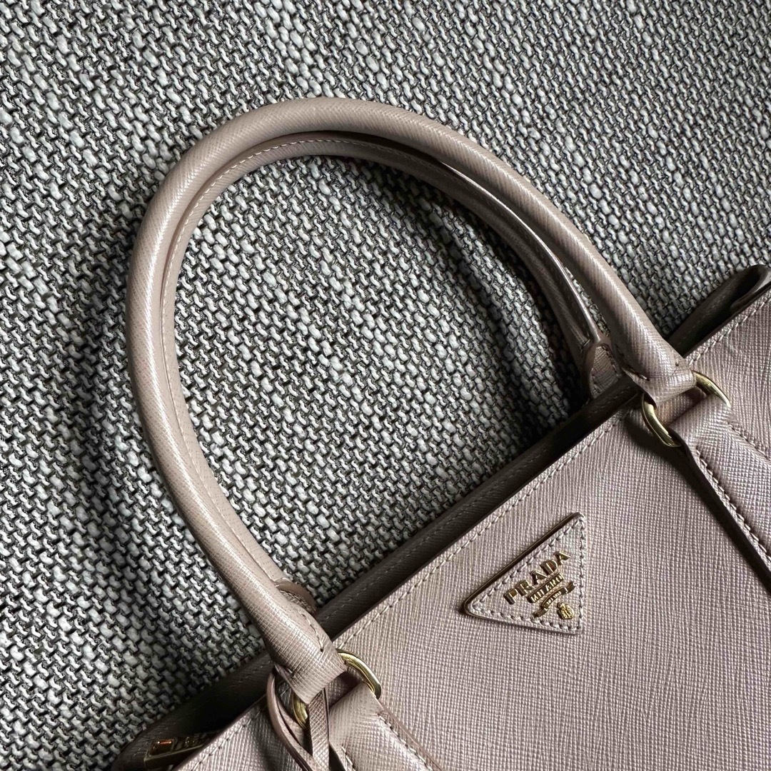 PRADA - PRADA ガレリア サフィアーノ ピンクベージュ PRADA - PRADA ガレリア サフィアーノ ピンクベージュ
