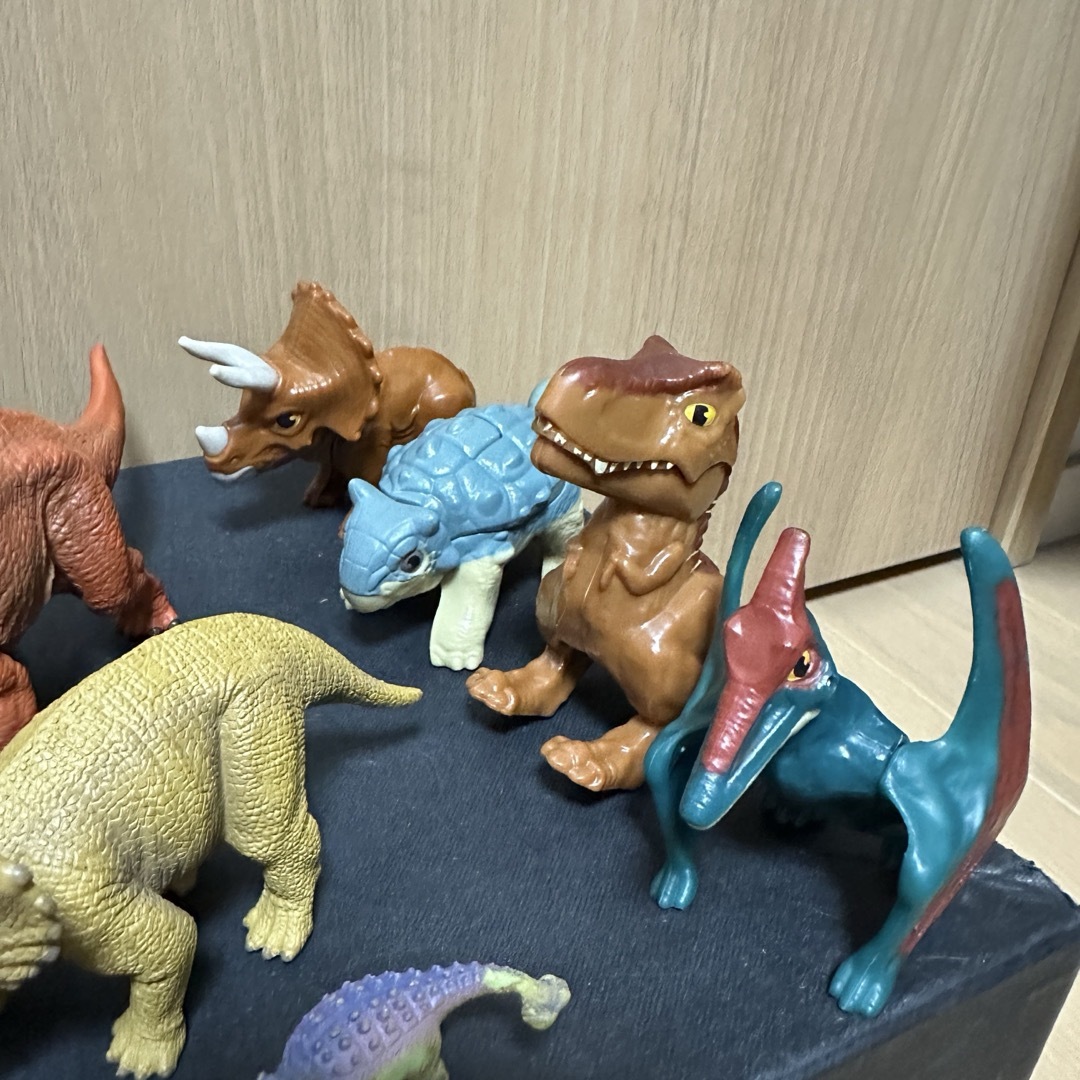 Takara Tomy - 恐竜フィギュア10体 卵形ケース セットの通販 by Takara Tomy - 恐竜フィギュア10体 卵形ケース セットの通販 by
