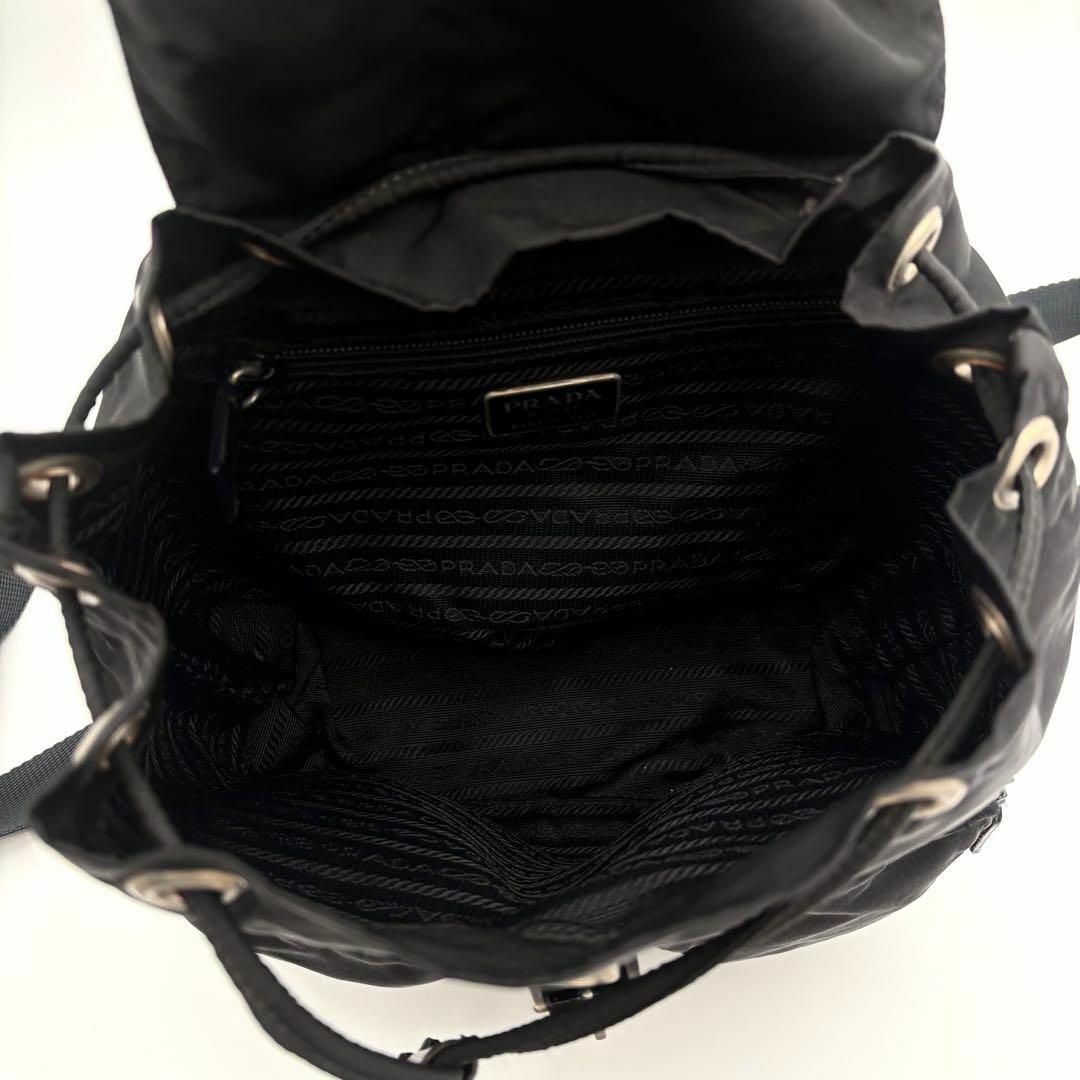 PRADA - プラダ リュック 三角ロゴ 巾着 フラップ ブラック PRADA - プラダ リュック 三角ロゴ 巾着 フラップ ブラック