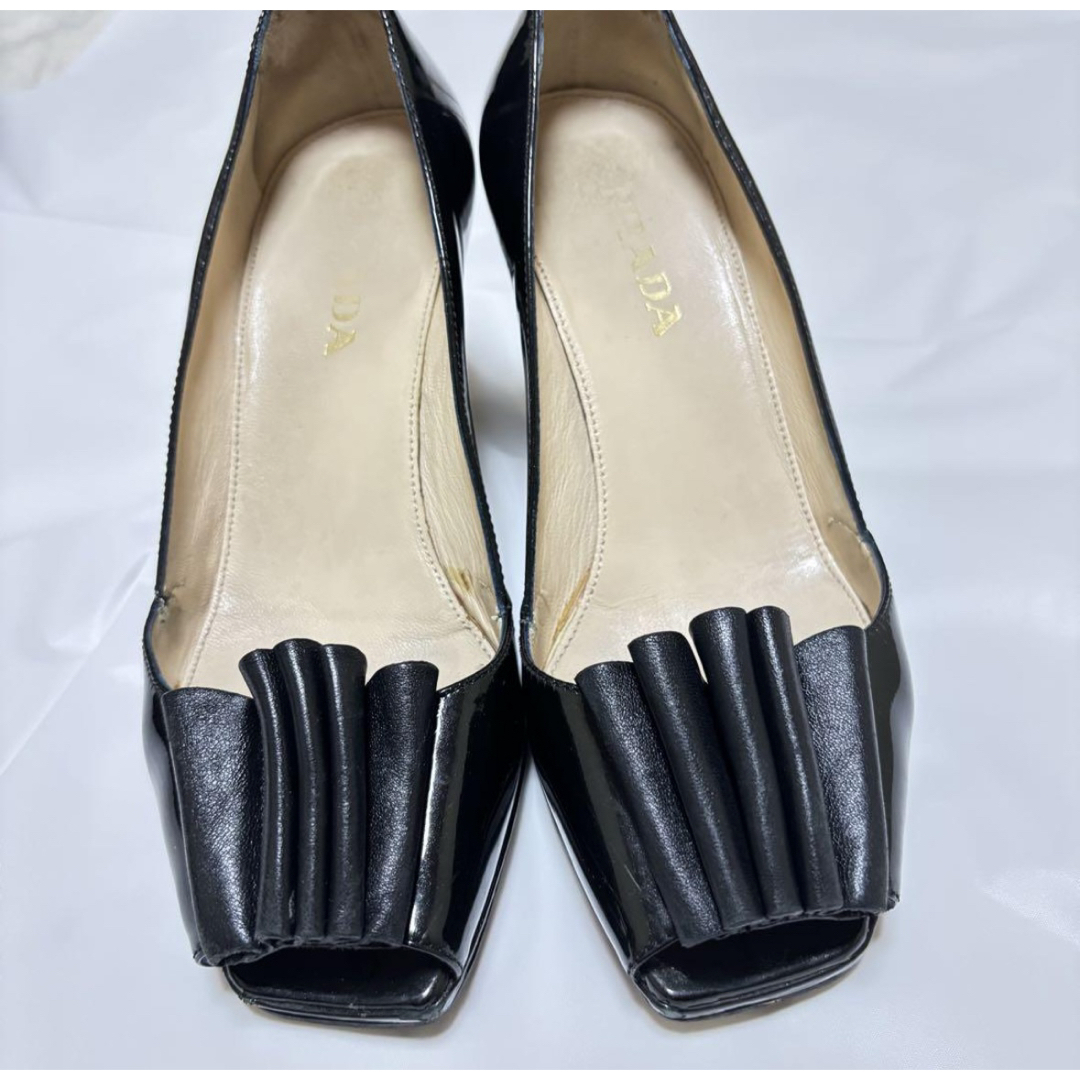 PRADA - PRADA ブラックレザー フリルヒール パンプス 34ハーフ PRADA - PRADA ブラックレザー フリルヒール パンプス 34ハーフ
