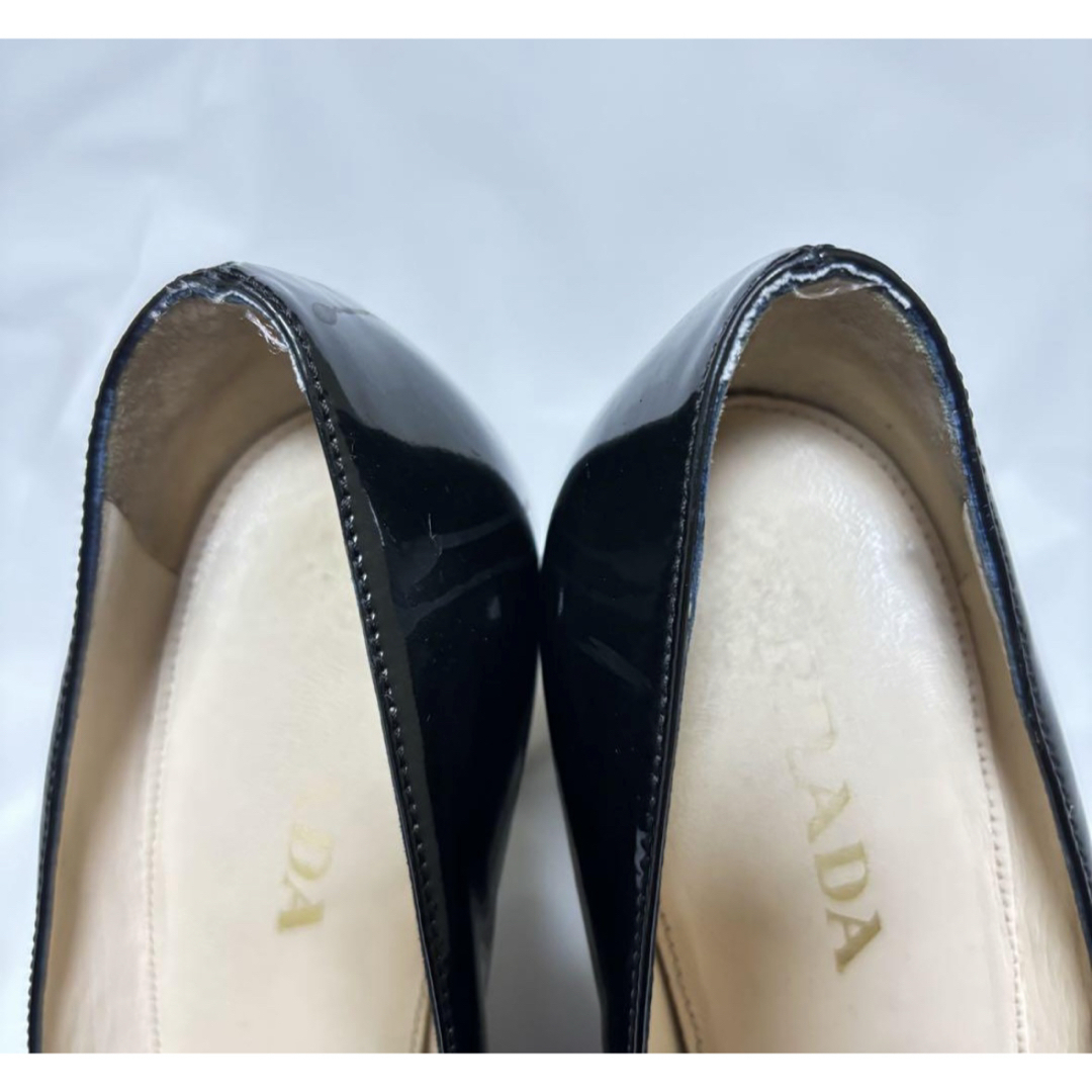 PRADA - PRADA ブラックレザー フリルヒール パンプス 34ハーフ PRADA - PRADA ブラックレザー フリルヒール パンプス 34ハーフ