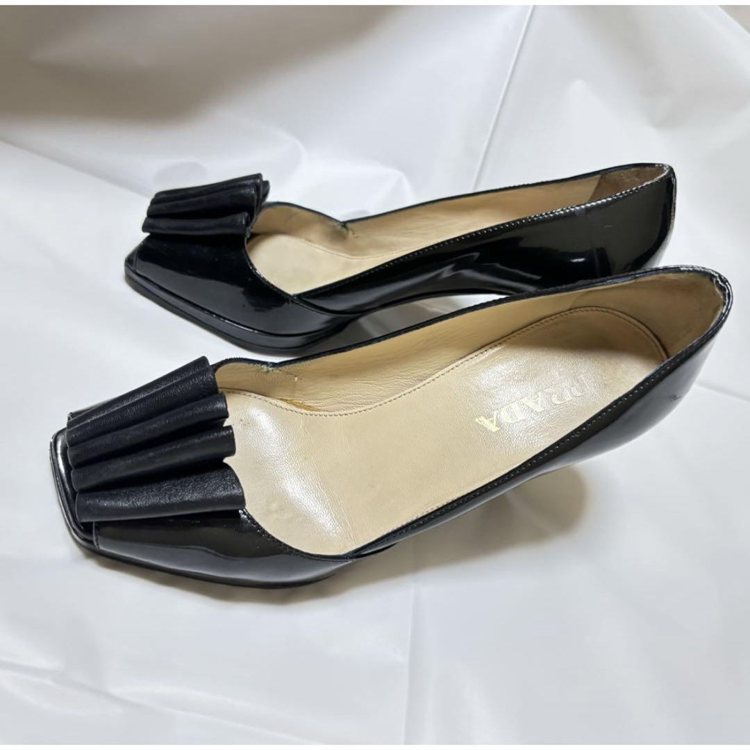 PRADA - PRADA ブラックレザー フリルヒール パンプス 34ハーフ PRADA - PRADA ブラックレザー フリルヒール パンプス 34ハーフ