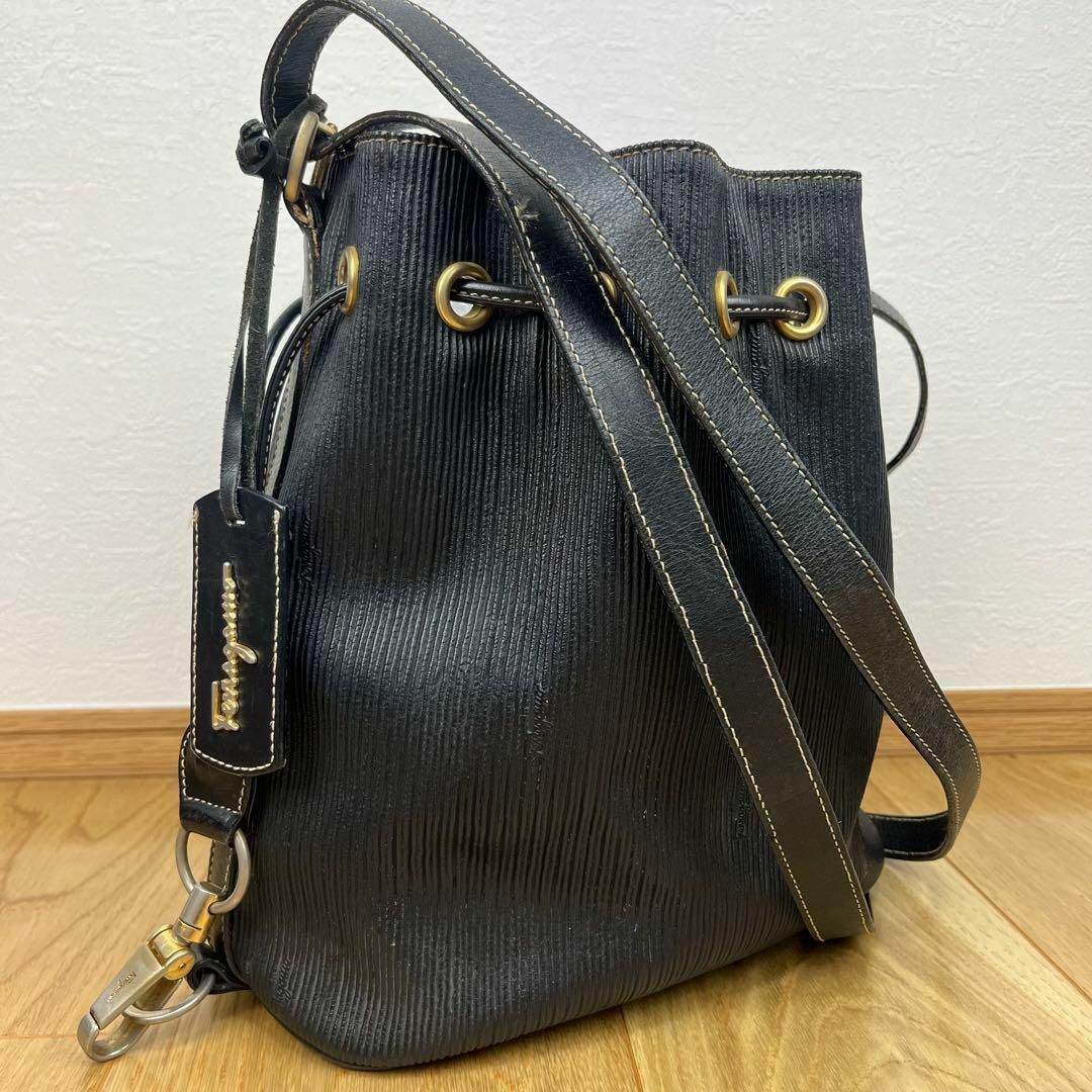Salvatore Ferragamo - Salvatore Ferragamo巾着型 ゴールド金具 Salvatore Ferragamo - Salvatore Ferragamo巾着型 ゴールド金具
