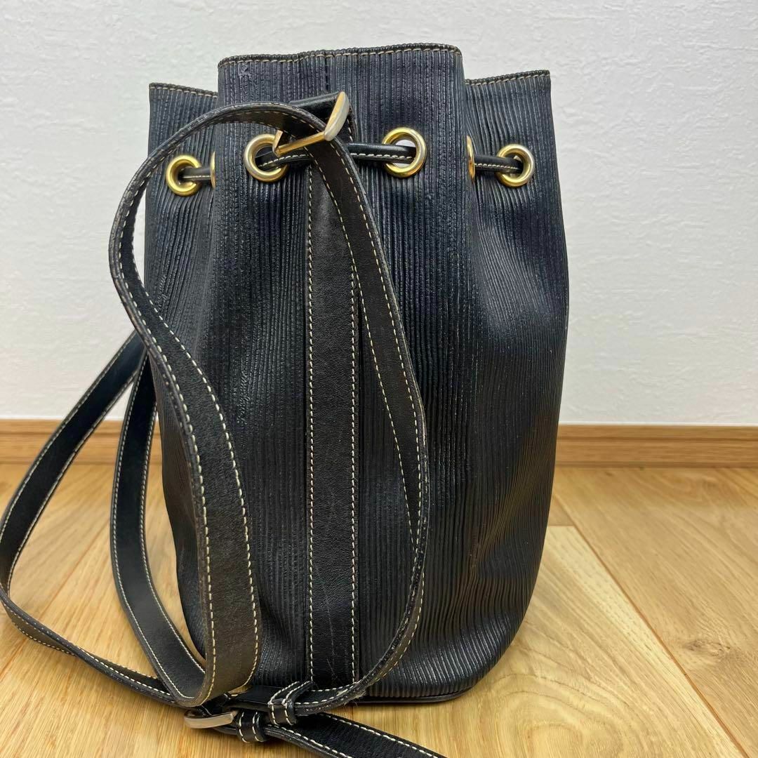 Salvatore Ferragamo - Salvatore Ferragamo巾着型 ゴールド金具 Salvatore Ferragamo - Salvatore Ferragamo巾着型 ゴールド金具
