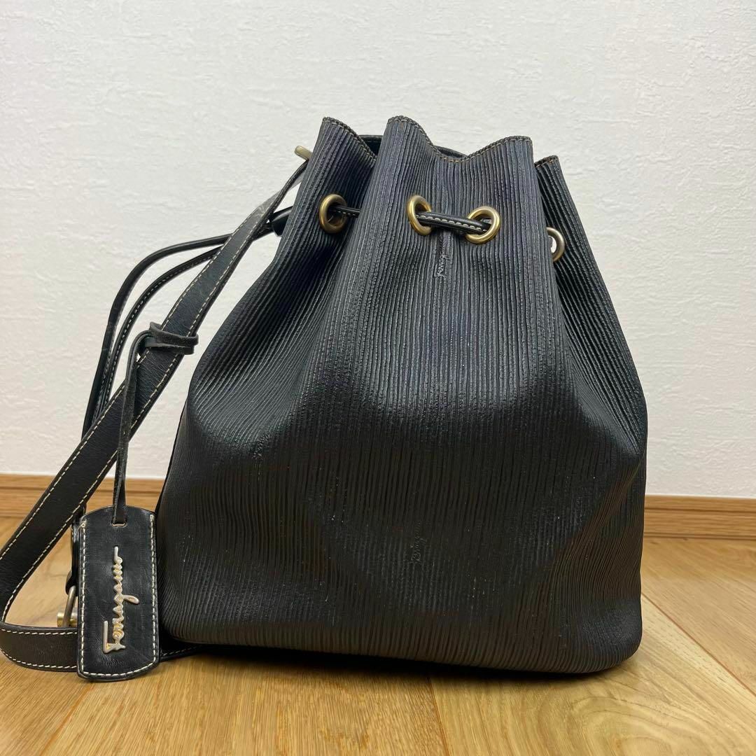 Salvatore Ferragamo - Salvatore Ferragamo巾着型 ゴールド金具 Salvatore Ferragamo - Salvatore Ferragamo巾着型 ゴールド金具