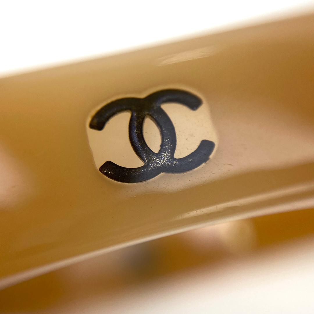 CHANEL - シャネル ココマーク バングル プラスチック 【中古 CHANEL - シャネル ココマーク バングル プラスチック 【中古