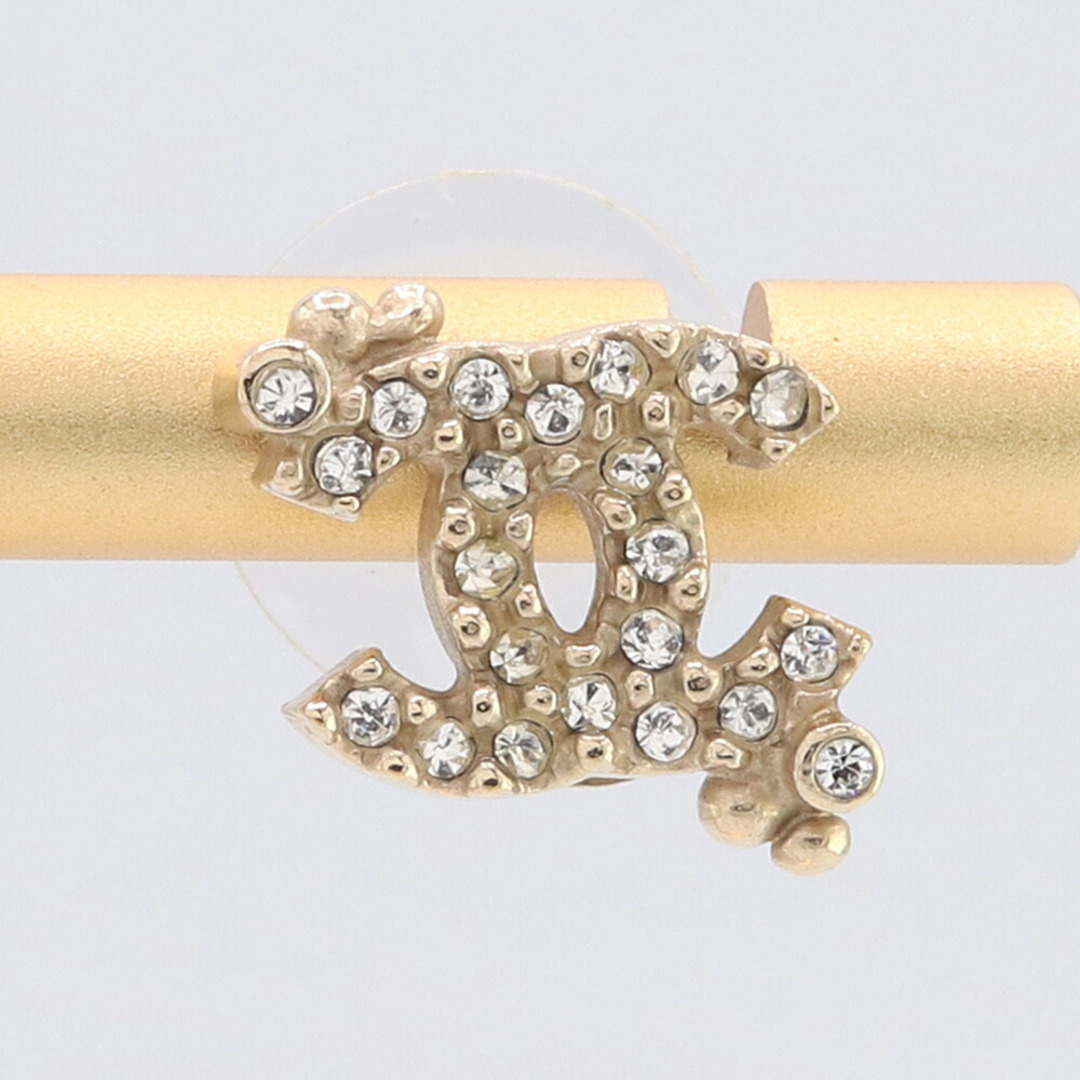 CHANEL - シャネル 片耳ピアス シャンパンゴールド メタル 09Pの CHANEL - シャネル 片耳ピアス シャンパンゴールド メタル 09Pの