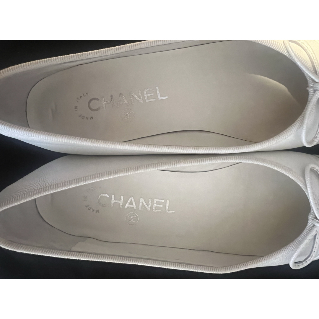CHANEL - CHANEL♡ バレリーナ フラット シューズ 37 ホワイトの CHANEL - CHANEL♡ バレリーナ フラット シューズ 37 ホワイトの