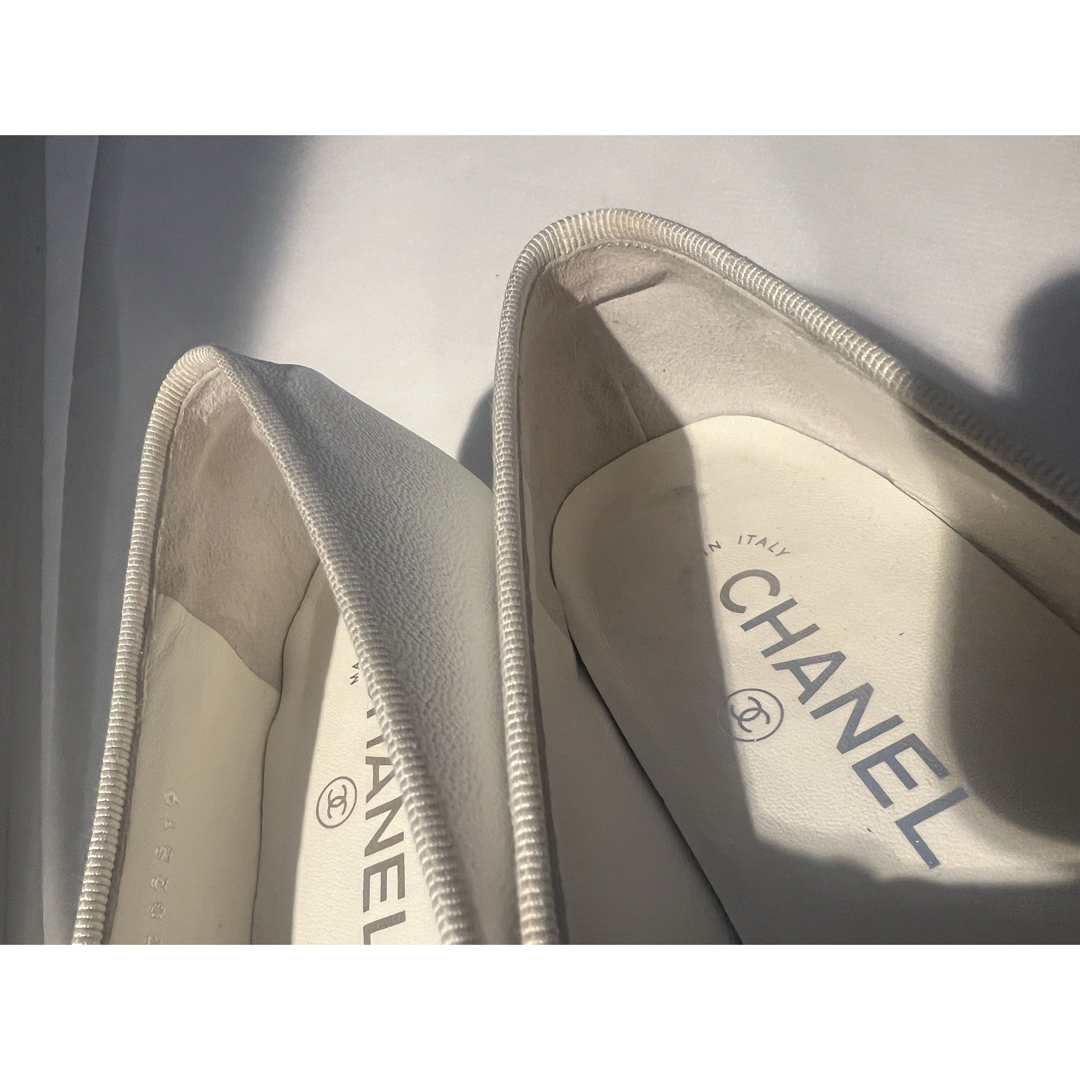CHANEL - CHANEL♡ バレリーナ フラット シューズ 37 ホワイトの CHANEL - CHANEL♡ バレリーナ フラット シューズ 37 ホワイトの