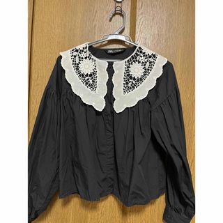 ZARA - ZARA正規品 黒ブラウスXSサイズ レース襟が可愛い!の ZARA - ZARA正規品 黒ブラウスXSサイズ レース襟が可愛い!の