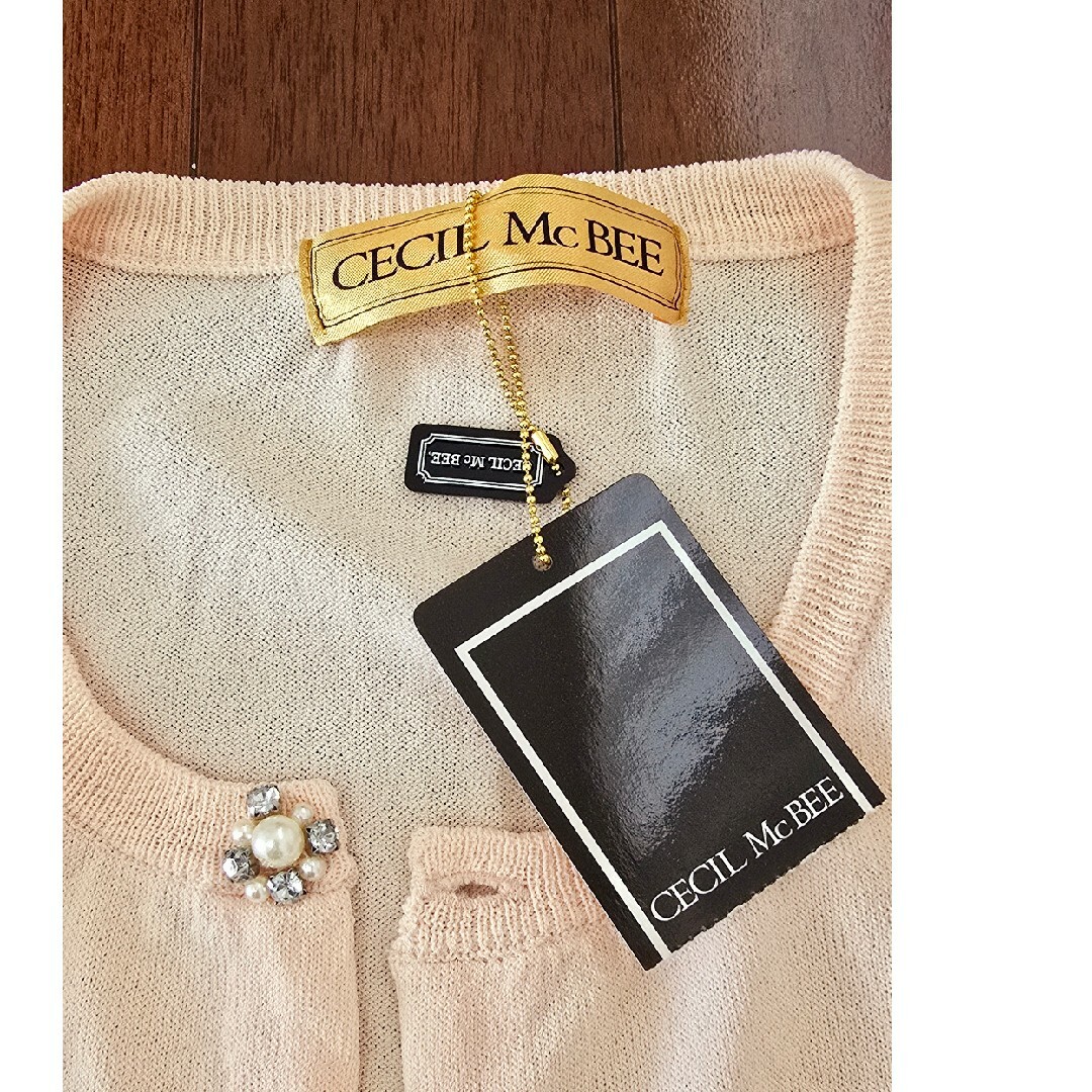 CECIL McBEE(セシルマクビー)のカーディガン　薄ピンク　ビジュー付き　タグ付き レディースのトップス(カーディガン)の商品写真