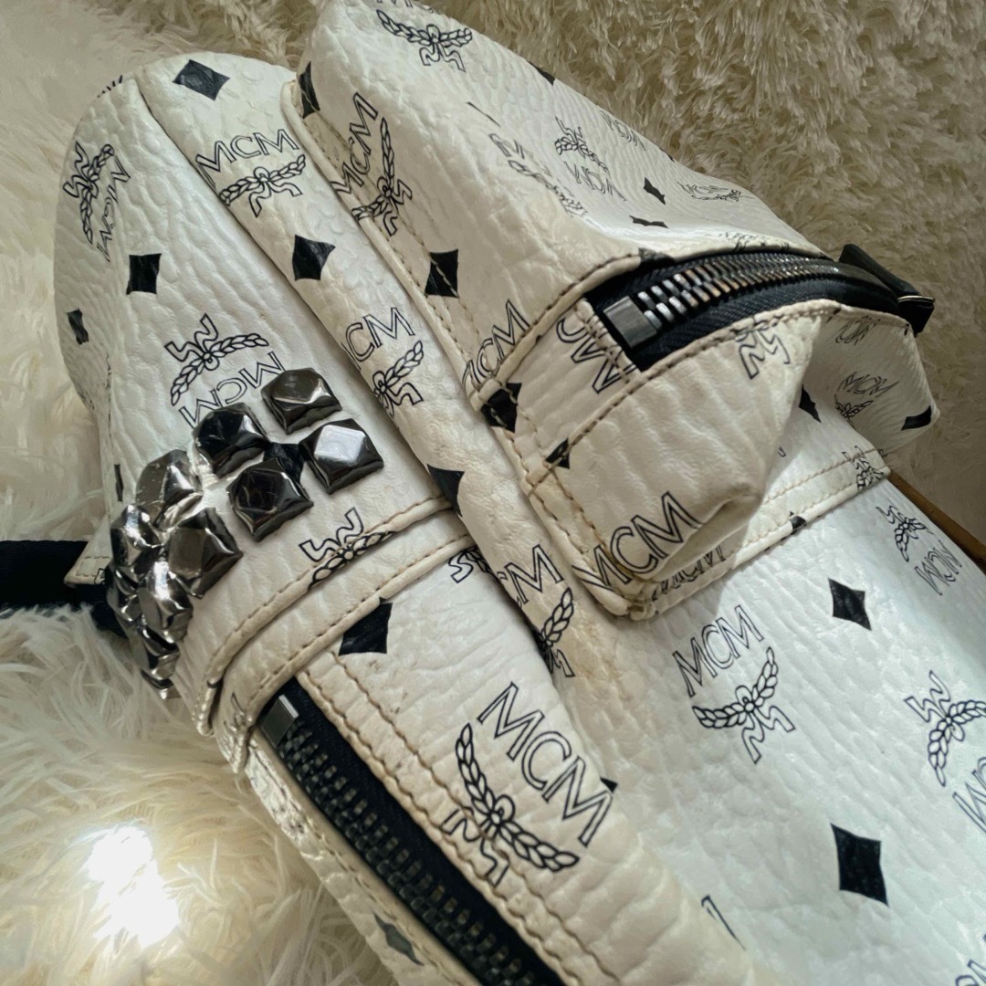 MCM - エムシーエム MCM ヴィセトス柄 スタッズ ホワイト レザー MCM - エムシーエム MCM ヴィセトス柄 スタッズ ホワイト レザー