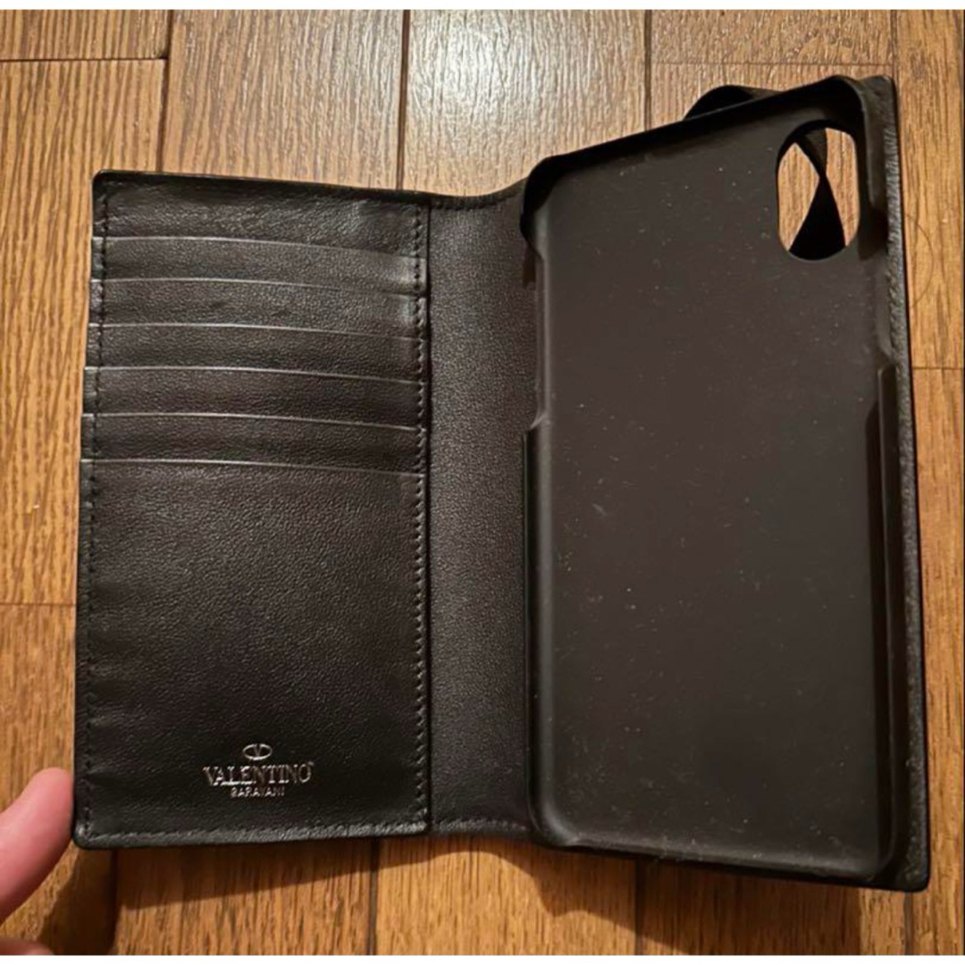 VALENTINO - VALENTINO ブラック レザー 手帳型iPhoneケースの VALENTINO - VALENTINO ブラック レザー 手帳型iPhoneケースの
