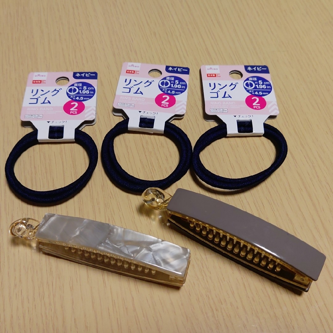 3COINS(スリーコインズ)の3COINS バナナクリップ2本+リングゴム2本入り3個 レディースのヘアアクセサリー(バレッタ/ヘアクリップ)の商品写真