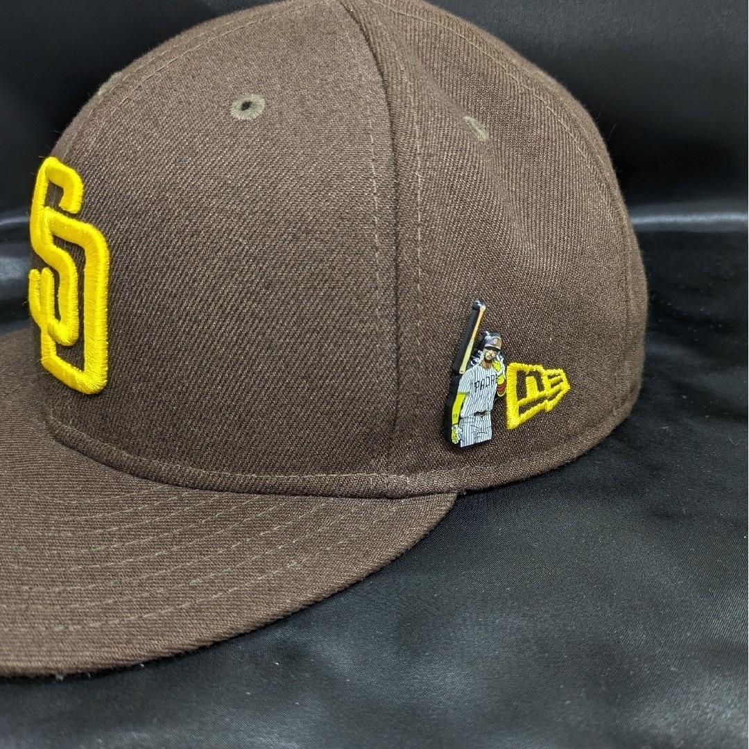 MLB(メジャーリーグベースボール)のサンディエゴ・パドレス　タティスJr バットフリップ　ピンズ　ピンバッジ スポーツ/アウトドアの野球(記念品/関連グッズ)の商品写真