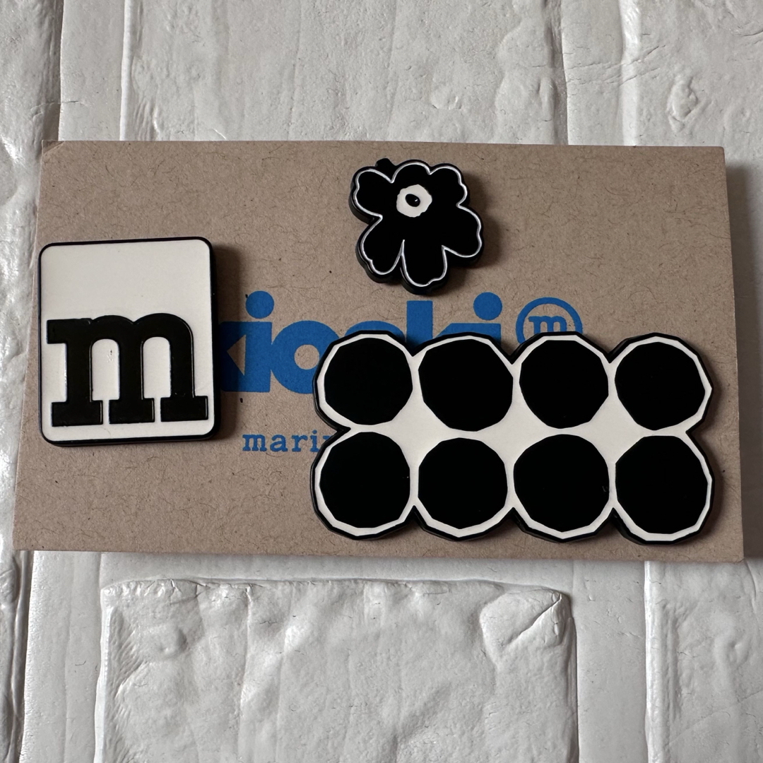 marimekko - 未使用 マリメッコ ピンバッジ ブラック キヴェット marimekko - 未使用 マリメッコ ピンバッジ ブラック キヴェット