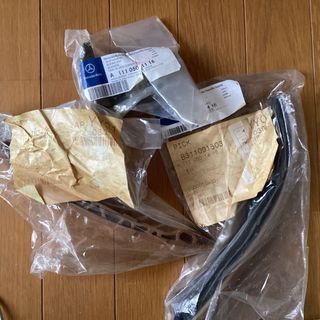 メルセデスベンツ(Mercedes-Benz)のW124 M111エンジン　タイミングチェーン　ガイド  純正品(車種別パーツ)
