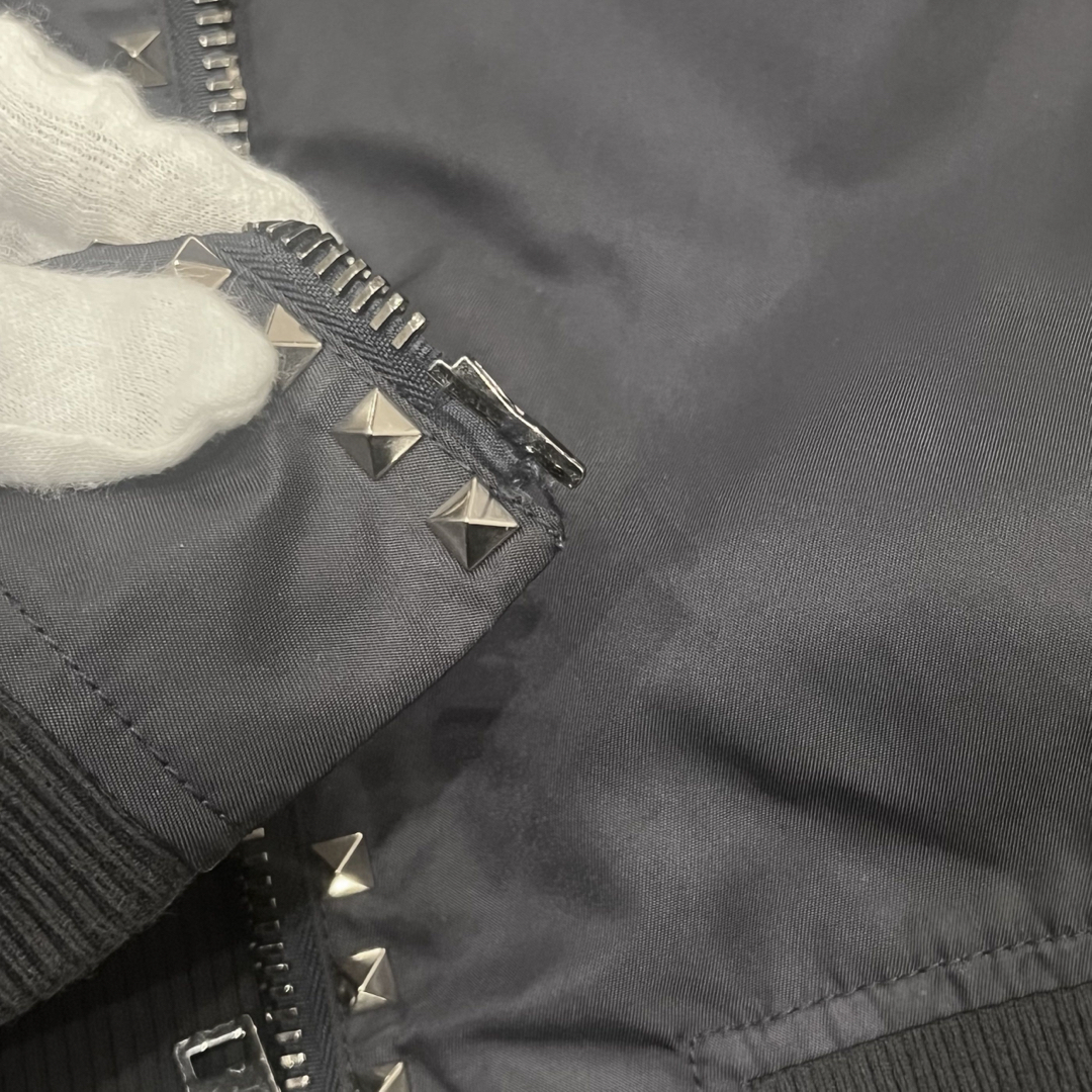 VALENTINO - VALENTINO ロックスタッズ ボンバージャケット MA-1 VALENTINO - VALENTINO ロックスタッズ ボンバージャケット MA-1