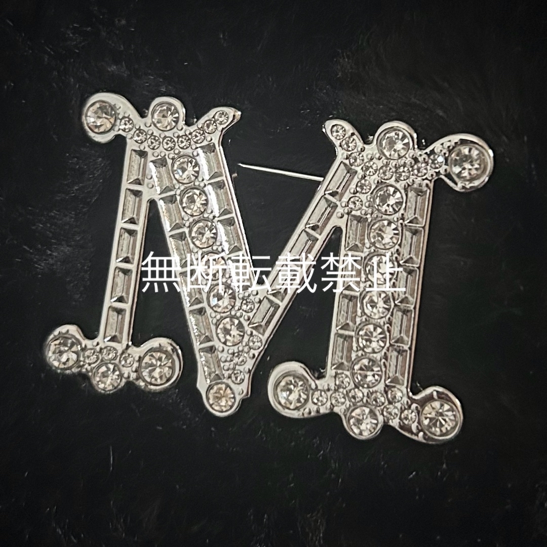 Mロゴ イニシャル ビジュー ブローチ シルバー レディースのアクセサリー(ブローチ/コサージュ)の商品写真
