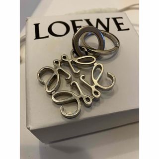LOEWE - LOEWE ロゴデザイン アナグラム キーホルダー チャーム LOEWE - LOEWE ロゴデザイン アナグラム キーホルダー チャーム
