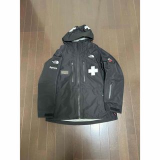 Supreme(マウンテンパーカー ・ ブラック/黒色系)のフリマ Supreme(マウンテンパーカー ・ ブラック/黒色系)のフリマ