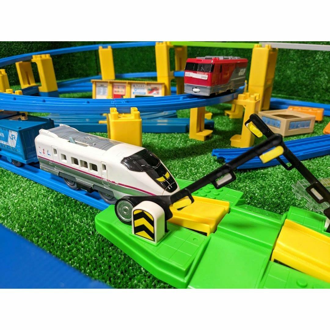 プラレール レイアウト 複線レール タワー サウンド駅 踏切 架線 プラレール レイアウト 複線レール タワー サウンド駅 踏切 架線