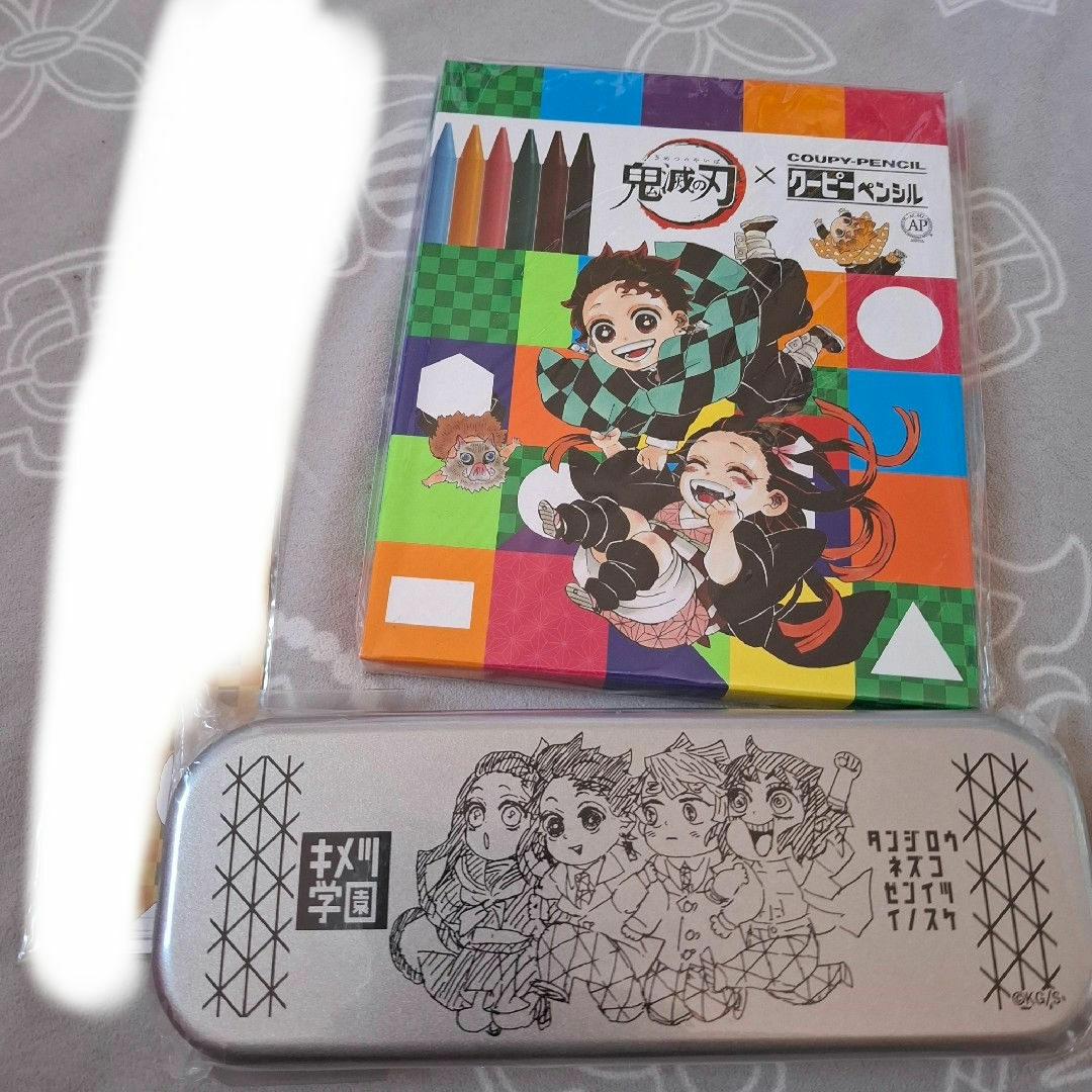 鬼滅の刃(キメツノヤイバ)の鬼滅の刃 原作 ブリキ缶ペンケース クーピー エンタメ/ホビーのアート用品(クレヨン/パステル)の商品写真