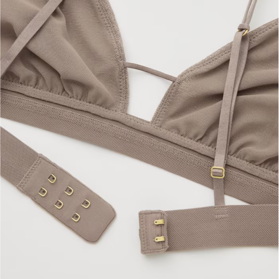 UNIQLO(ユニクロ)のユニクロ ワイヤレスブラ　ノンパッド　ダークブラウン　Ｍ　マメクロゴウチ マメ レディースの下着/アンダーウェア(ブラ)の商品写真