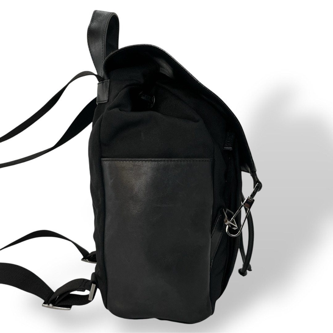 GUCCI - 良品 グッチ リュック 巾着 ロゴ型押し バックパック GUCCI - 良品 グッチ リュック 巾着 ロゴ型押し バックパック