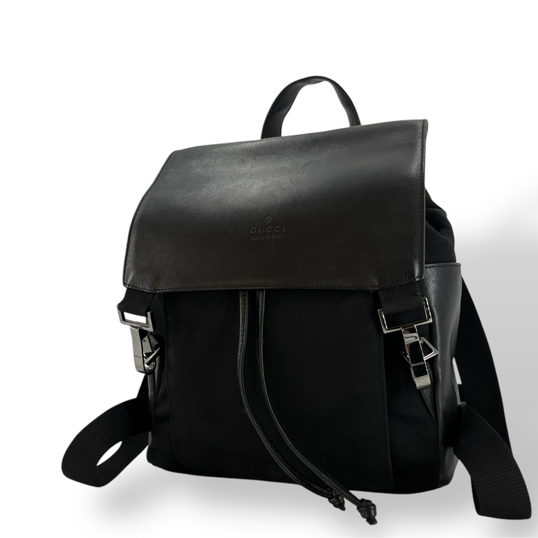 GUCCI - 良品 グッチ リュック 巾着 ロゴ型押し バックパック GUCCI - 良品 グッチ リュック 巾着 ロゴ型押し バックパック