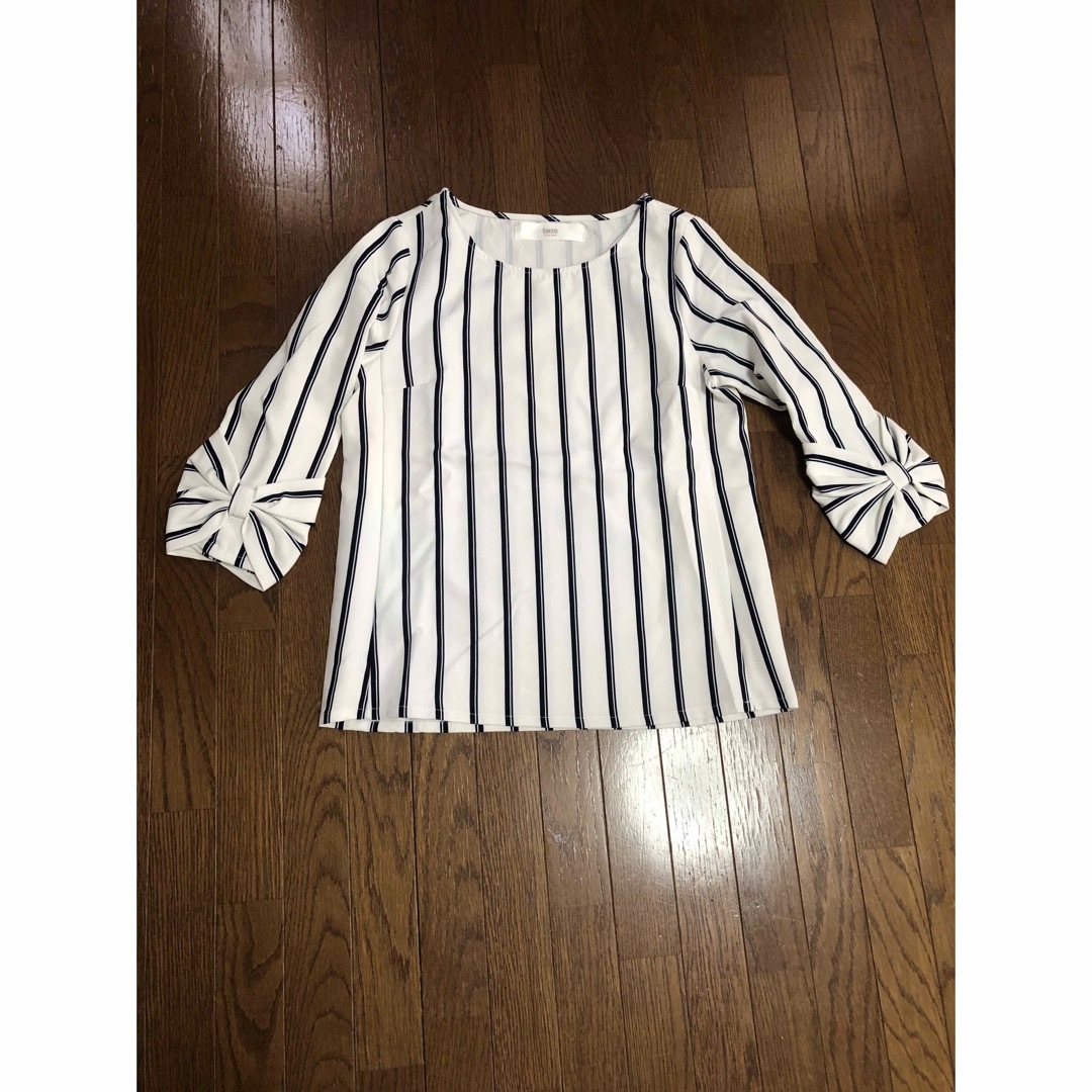 TOCCO closet(トッコクローゼット)のトッコ クローゼット　袖りぼん付きストライプブラウス ネイビー レディースのトップス(シャツ/ブラウス(長袖/七分))の商品写真