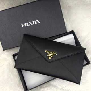 PRADA - 美品⭐️PRADA 2つ折り財布 ブランドロゴ金具 PRADA - 美品⭐️PRADA 2つ折り財布 ブランドロゴ金具