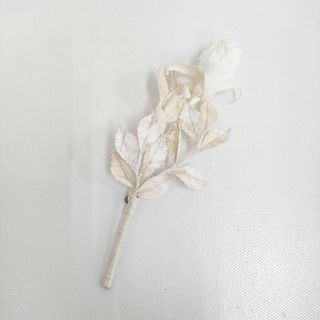 la fleur 新品 a2455 わたしたちへ カネコアヤノ コサージュ 定価16500円 ブローチ ホワイト レディース ラフルール【中古】5-0401G♪(ブローチ/コサージュ)