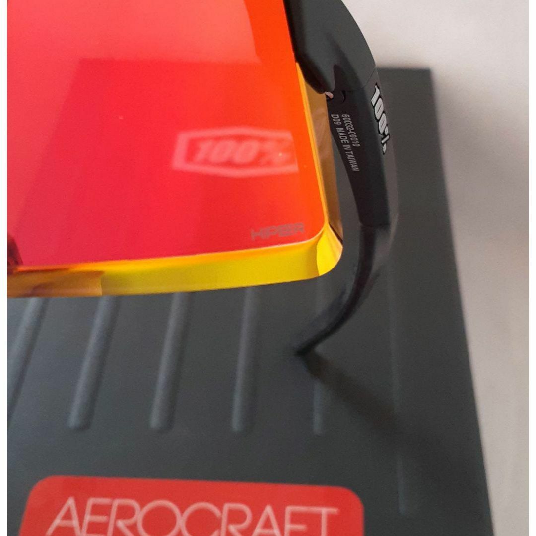 100% Aerocraft ブラック レッド ワンハンドレッド サングラスの 100% Aerocraft ブラック レッド ワンハンドレッド サングラスの