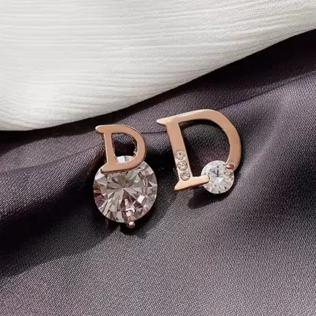 【新品】即日発送❣️ Dロゴ　ジルコニア人工ダイヤ付きピアス　高級感あり❣️ レディースのアクセサリー(ピアス)の商品写真