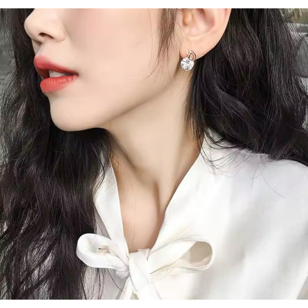 【新品】即日発送❣️ Dロゴ　ジルコニア人工ダイヤ付きピアス　高級感あり❣️ レディースのアクセサリー(ピアス)の商品写真