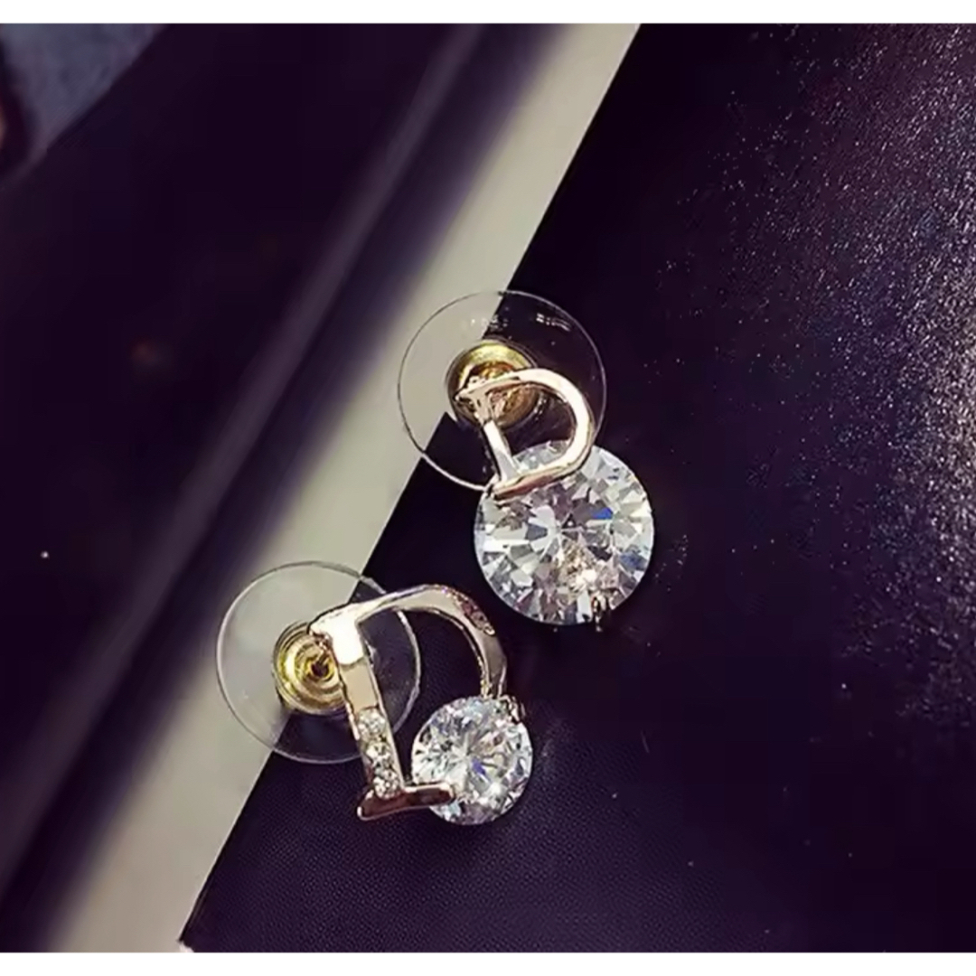 【新品】即日発送❣️ Dロゴ　ジルコニア人工ダイヤ付きピアス　高級感あり❣️ レディースのアクセサリー(ピアス)の商品写真