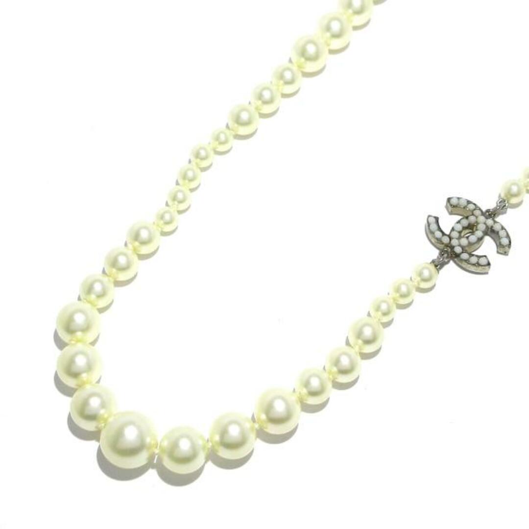 CHANEL - CHANEL(シャネル) ネックレス ココマーク A27012 白 CHANEL - CHANEL(シャネル) ネックレス ココマーク A27012 白
