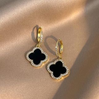 韓国 人気 ビジュー　クローバー　ラインストーン ピアス　イヤリング(ピアス)