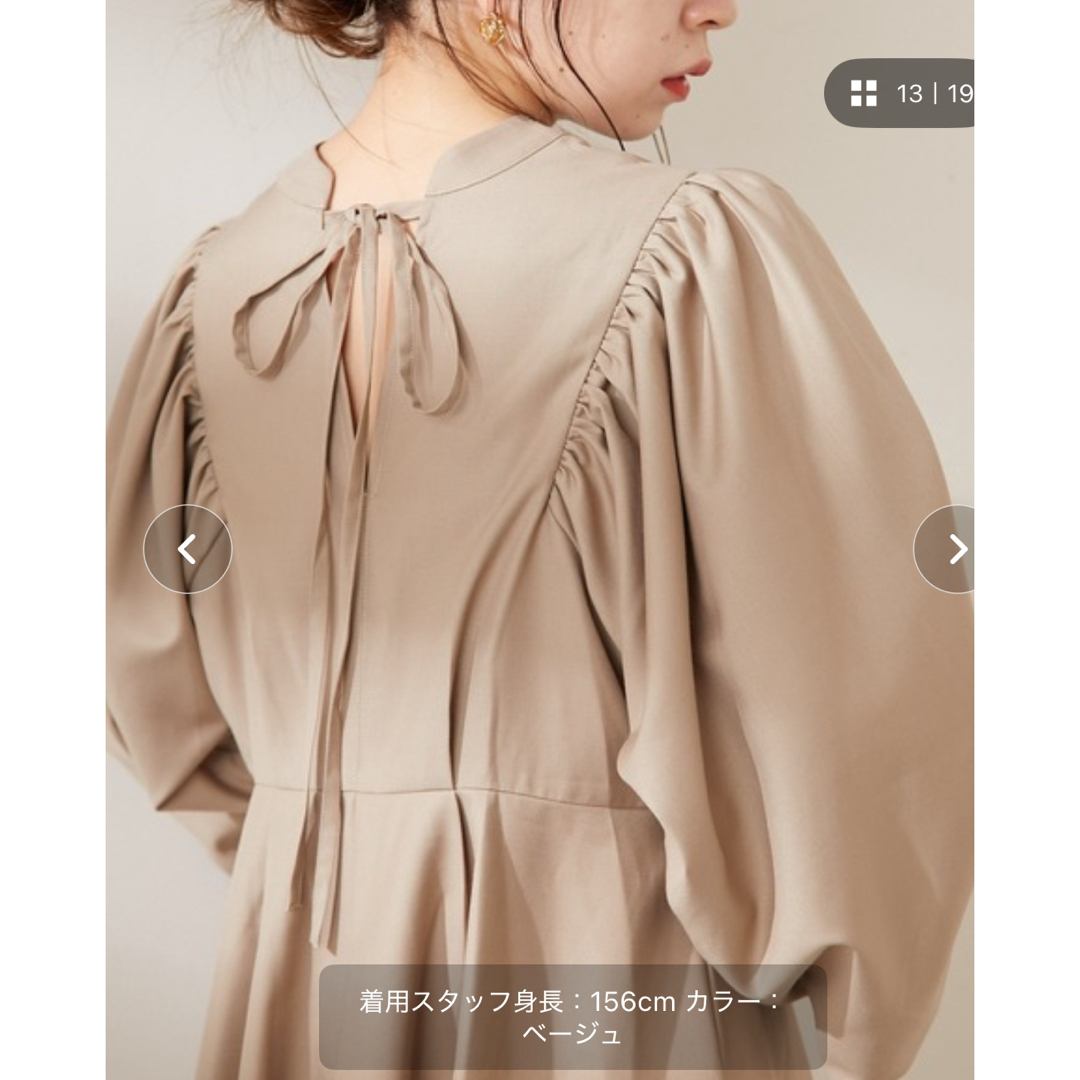 who's who Chico(フーズフーチコ)のwho’s who Chikoチコ　ボリューム袖イレヘムチュニックFベージュ レディースのワンピース(ひざ丈ワンピース)の商品写真