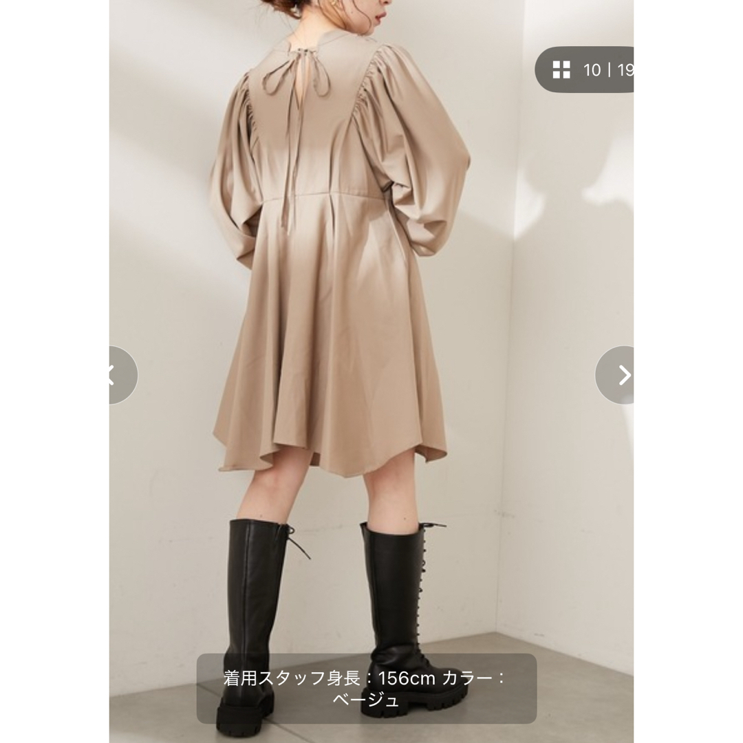 who's who Chico(フーズフーチコ)のwho’s who Chikoチコ　ボリューム袖イレヘムチュニックFベージュ レディースのワンピース(ひざ丈ワンピース)の商品写真
