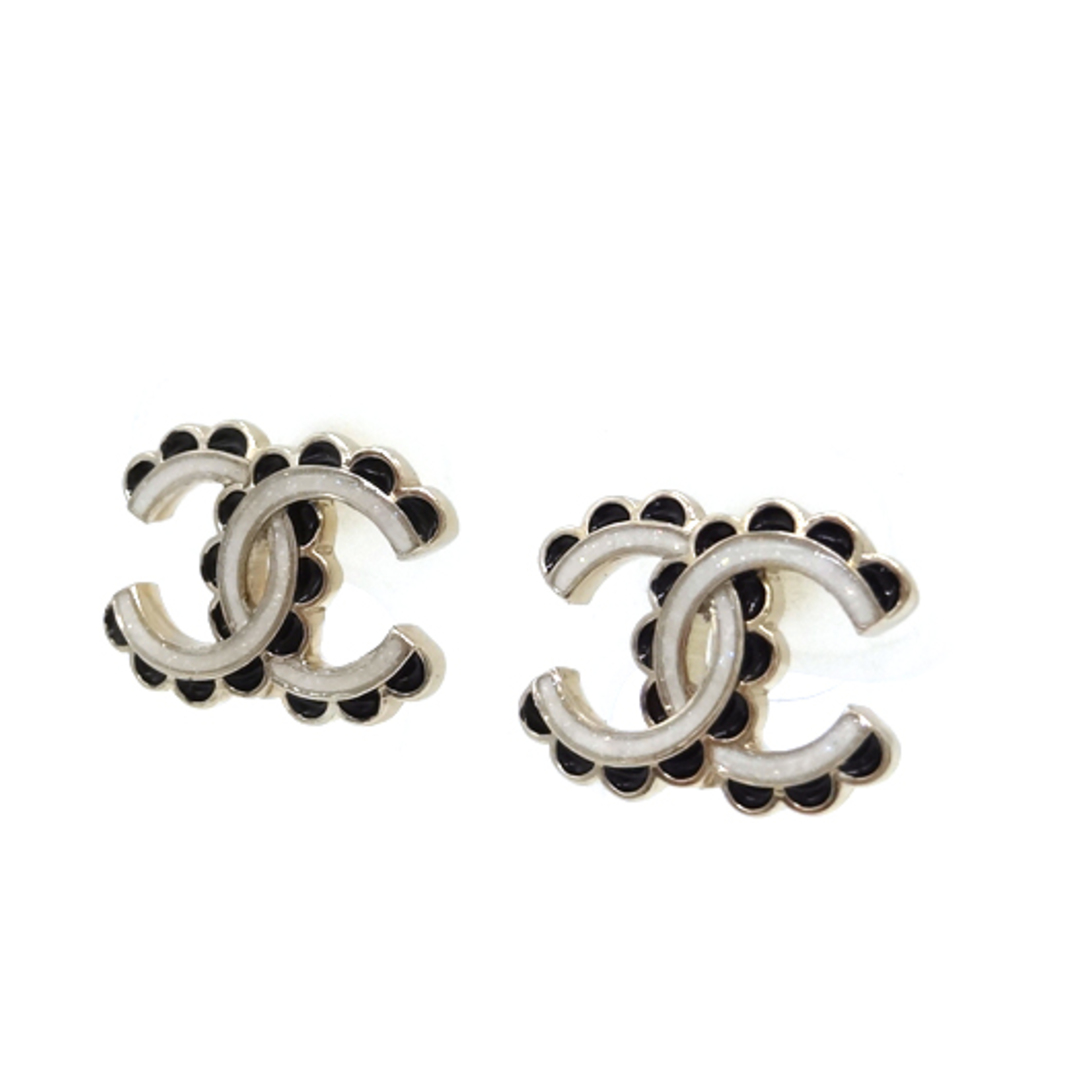 CHANEL - シャネル ココマーク ピアス メタル ゴールド ホワイト CHANEL - シャネル ココマーク ピアス メタル ゴールド ホワイト