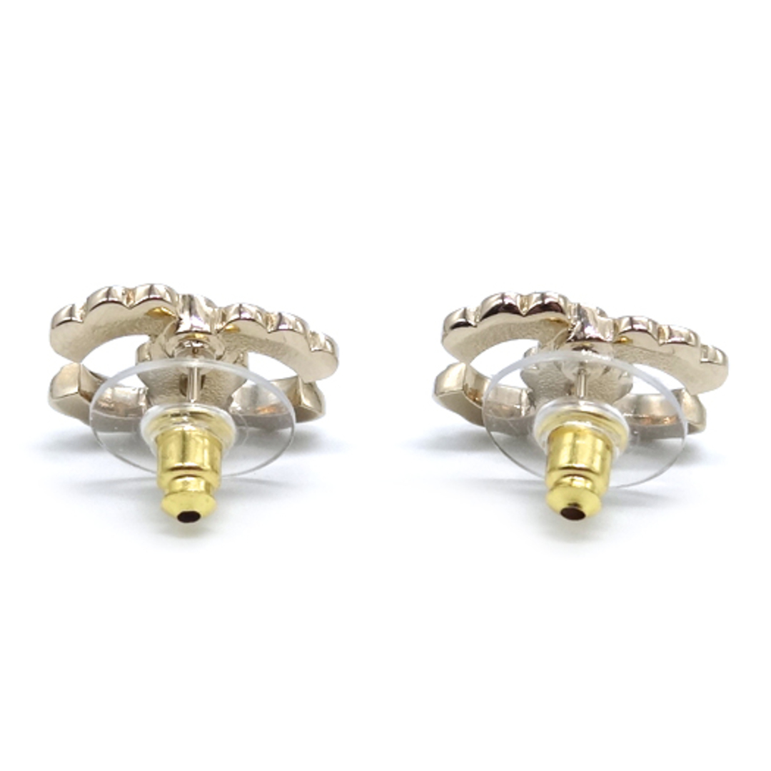 CHANEL - シャネル ココマーク ピアス メタル ゴールド ホワイト CHANEL - シャネル ココマーク ピアス メタル ゴールド ホワイト